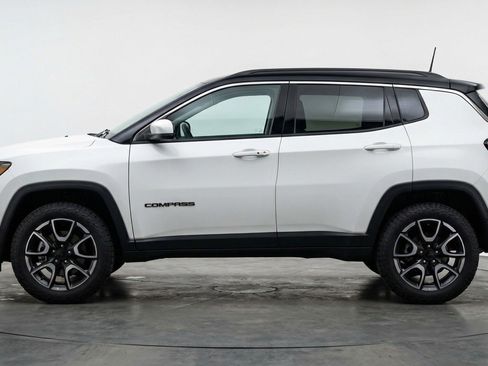 Used 2025 Jeep Compass Trailhawk image 5