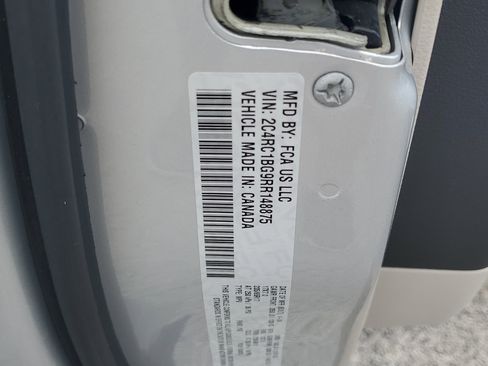Used 2024 Chrysler Pacifica Touring-L FWD image 24