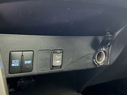 Used 2018 Toyota RAV4 LE image 17