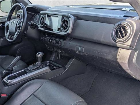 Used 2018 Toyota Tacoma TRD Off-Road w/ Technology Package AWD/4WD image 21