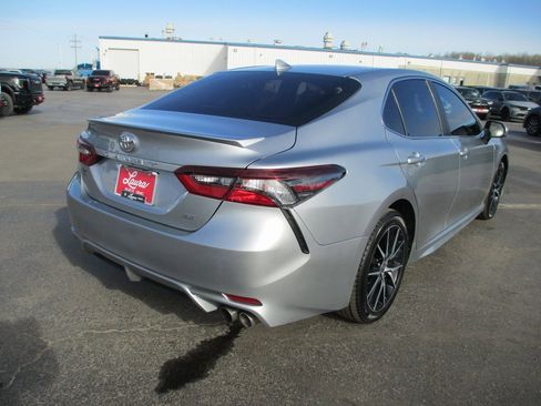 Used 2021 Toyota Camry SE image 4