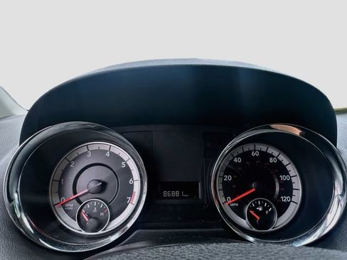 Used 2019 Dodge Grand Caravan SE FWD image 13