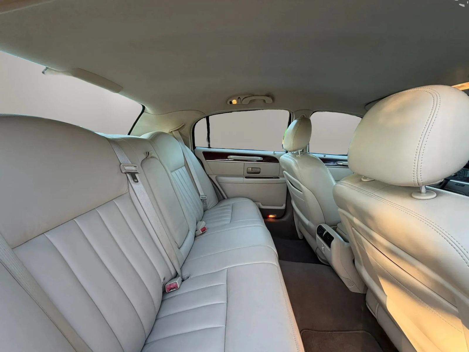 Used 2003 Lincoln Town Car Executive RWD image 34