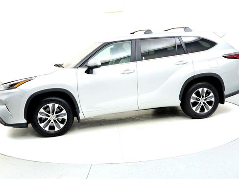 Certified 2024 Toyota Highlander XLE image 3