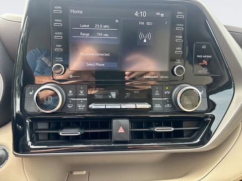 Used 2022 Toyota Highlander XLE AWD/4WD image 18