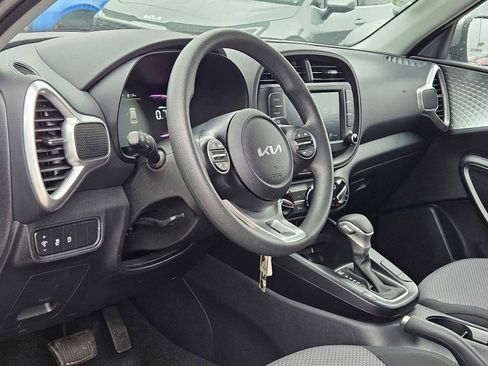 Used 2025 Kia Soul LX image 2