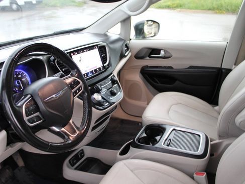 Used 2021 Chrysler Pacifica Touring-L FWD image 19
