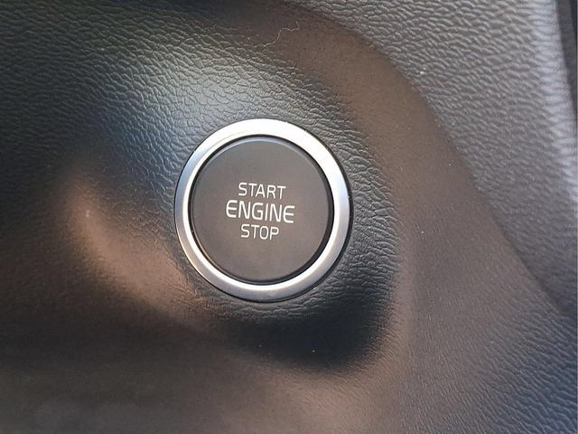 Certified 2025 Volvo XC40 B5 Core AWD/4WD image 14