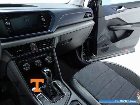 Used 2023 Volkswagen Taos SE w/ Panoramic Sunroof Package FWD image 23
