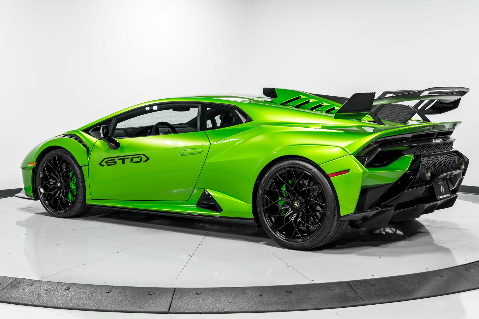 Used 2023 Lamborghini Huracan STO RWD image 5