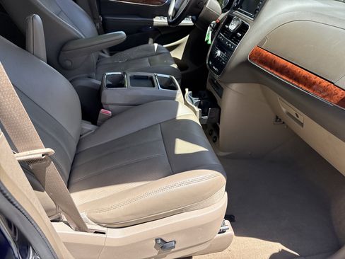 Used 2014 Chrysler Town & Country Touring-L w/ Driver Convenience Group FWD image 13