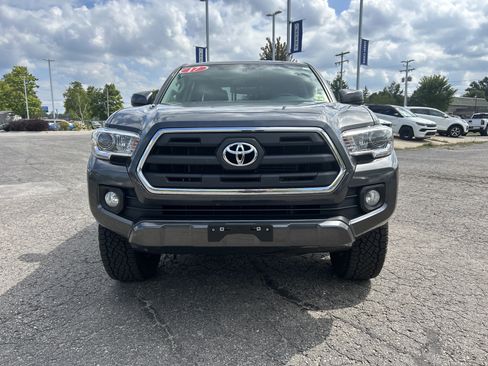 Used 2017 Toyota Tacoma SR5 w/ Tow Package AWD/4WD image 8