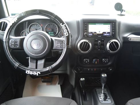 Used 2018 Jeep Wrangler Unlimited Sahara w/ Connectivity Group AWD/4WD image 18