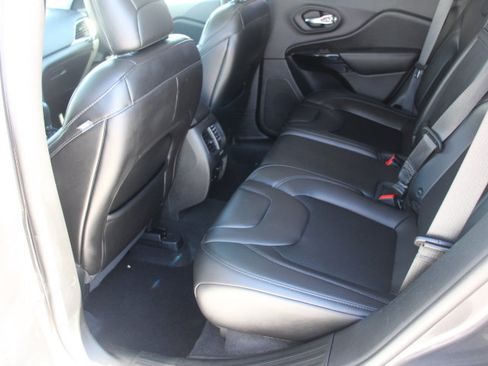 Used 2019 Jeep Cherokee Latitude Plus AWD/4WD image 15