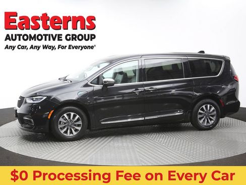 Used 2023 Chrysler Pacifica Limited FWD image 62