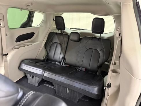 Used 2023 Chrysler Pacifica Touring-L FWD image 14