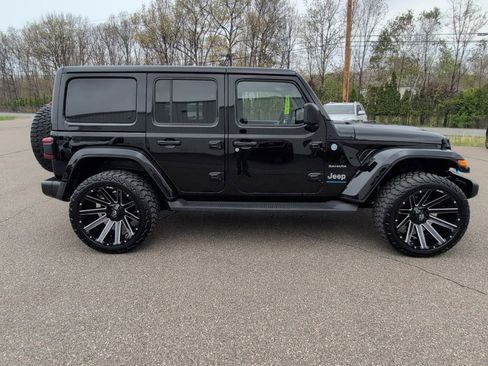 Used 2024 Jeep Wrangler Unlimited Sahara w/ Technology Group AWD/4WD image 8