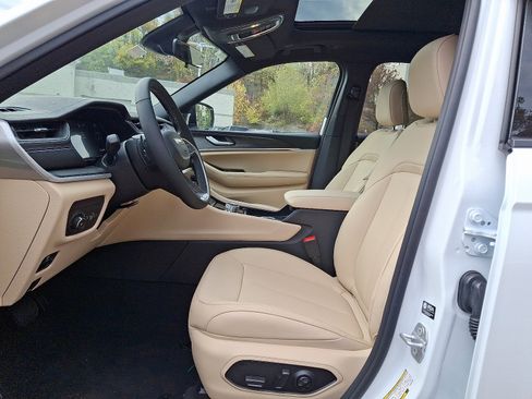 New 2025 Jeep Grand Cherokee Limited image 10