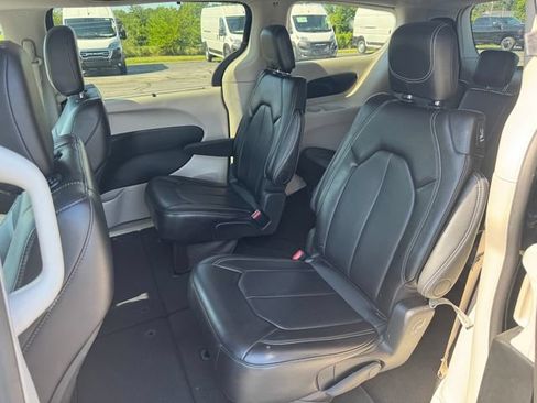 Certified 2024 Chrysler Pacifica Touring-L FWD image 19