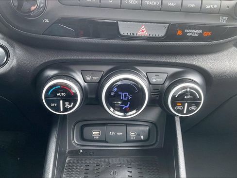 Used 2023 Hyundai Venue Limited image 31