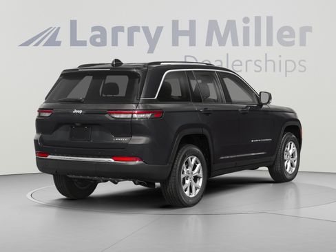 Used 2023 Jeep Grand Cherokee Altitude AWD/4WD image 2