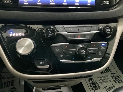 Used 2023 Chrysler Pacifica Touring-L image 41