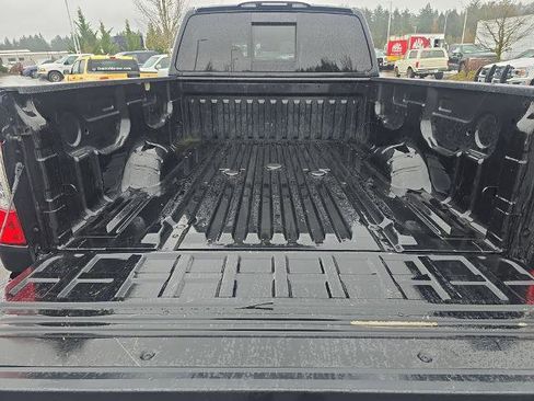 Used 2017 Nissan Titan SV image 33