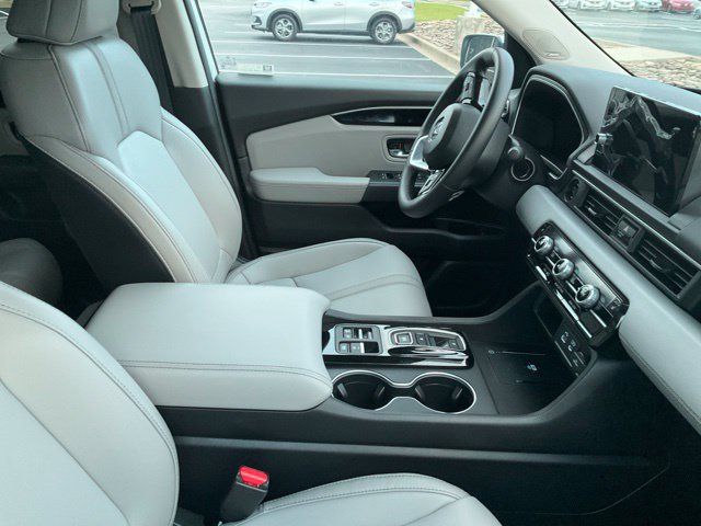 Used 2025 Honda Pilot Touring image 6