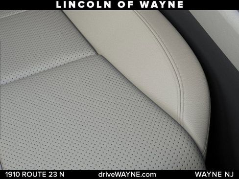 New 2025 Lincoln Aviator AWD image 17