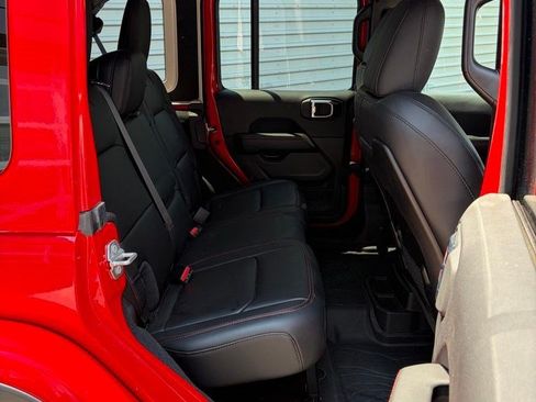 Used 2025 Jeep Wrangler Unlimited Rubicon AWD/4WD image 15