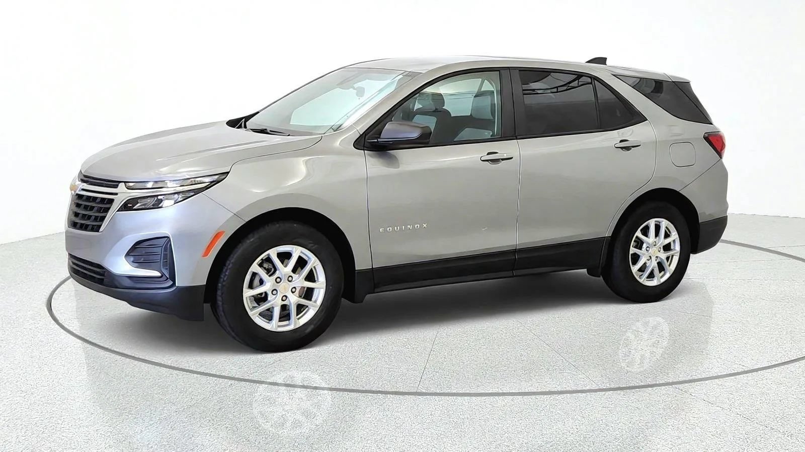 Used 2024 Chevrolet Equinox LS w/ LS Convenience Package FWD image 4