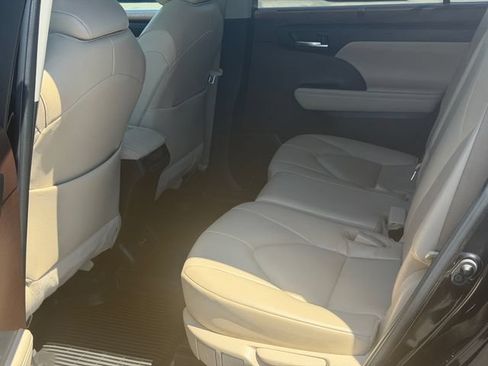 Used 2022 Toyota Highlander XLE FWD image 19