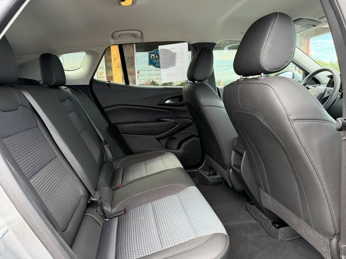 Used 2025 Chevrolet Trax LT FWD image 19