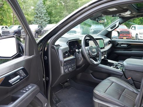 Certified 2026 Chevrolet Suburban High Country AWD/4WD image 15