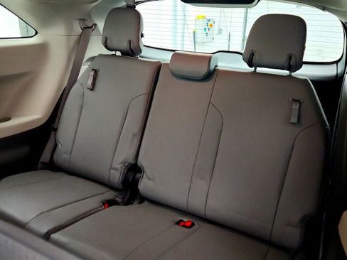 Used 2021 Toyota Sienna XLE image 21