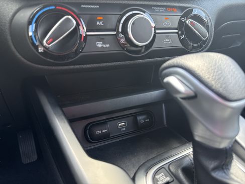 Used 2025 Kia Soul LX w/ LX Technology Package FWD image 17