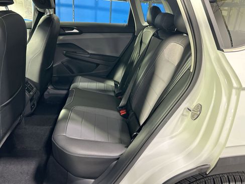 Used 2023 Volkswagen Taos SE image 32