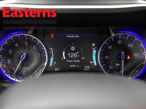 Used 2023 Chrysler Pacifica Touring-L FWD image 18