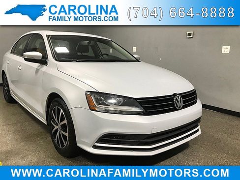 Used 2017 Volkswagen Jetta SE image 1