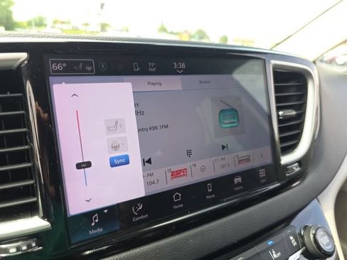 Used 2023 Chrysler Pacifica Touring-L FWD image 22