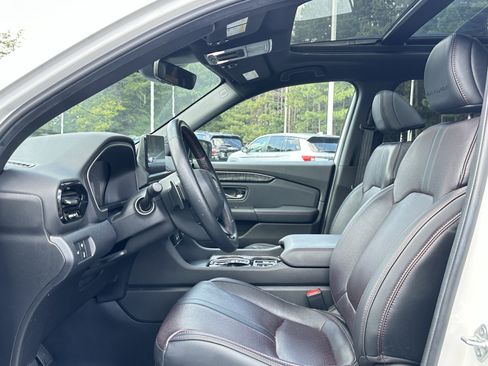 Used 2025 Honda Pilot Black Edition image 7