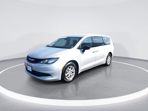 Used 2024 Chrysler Voyager LX image 4