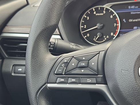 Used 2025 Nissan Altima 2.5 SV image 18