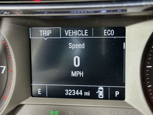 Used 2023 Chevrolet TrailBlazer LT FWD image 2
