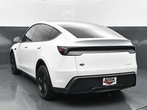 Used 2026 Tesla Model Y AWD image 4
