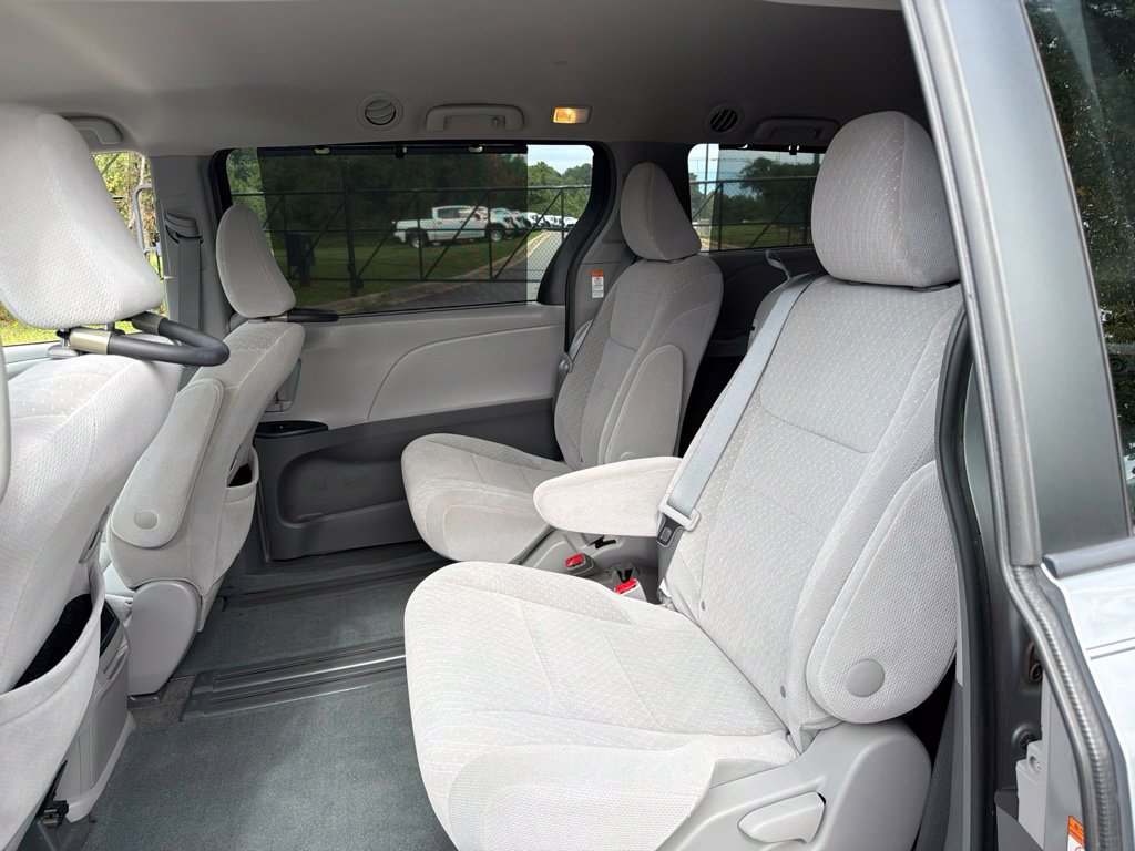 Used 2017 Toyota Sienna LE FWD image 19