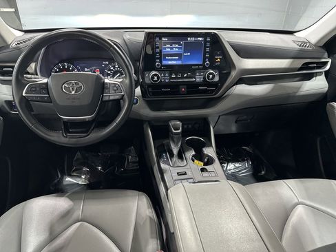 Certified 2021 Toyota Highlander XLE AWD/4WD image 8