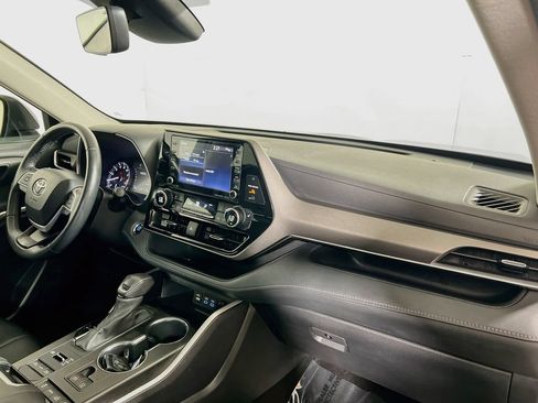 Used 2022 Toyota Highlander XLE AWD/4WD image 28