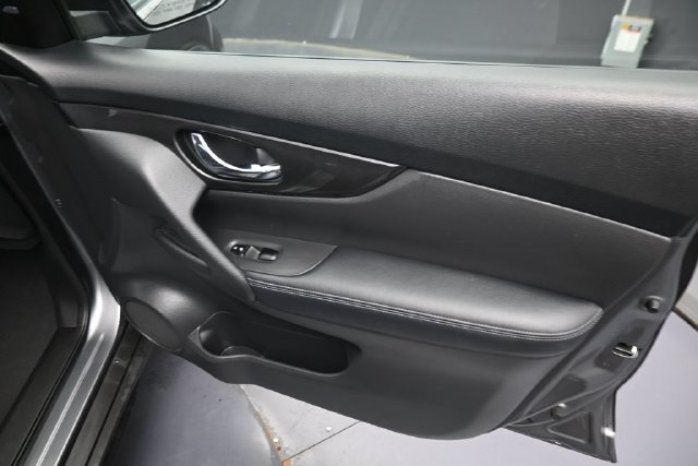 Used 2018 Nissan Rogue SV AWD/4WD image 33
