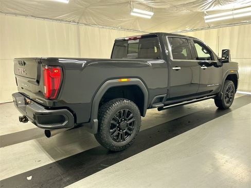 Used 2021 GMC Sierra 3500 Denali w/ Denali Black Diamond Edition image 2
